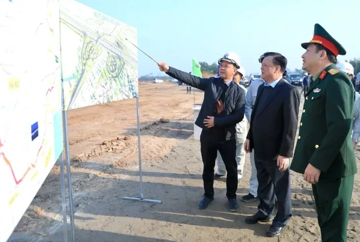 Bàn giao mặt bằng đúng tiến độ, Vành đai 4 thi công thuận lợi - Ảnh 1. Bàn giao mặt bằng đúng tiến độ, Vành đai 4 thi công thuận lợi - Ảnh 1.