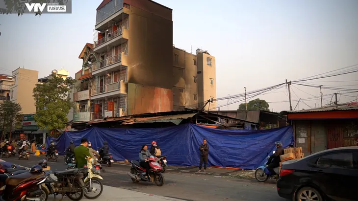 Vụ cháy ở Văn Quán: Khu vực cháy có nhiều vật dụng dễ bắt lửa - Ảnh 5. Vụ cháy ở Văn Quán: Khu vực cháy có nhiều vật dụng dễ bắt lửa - Ảnh 5.