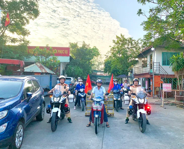 TP Hồ Chí Minh ra quân hút đinh trên tuyến quốc lộ 1 - Ảnh 3. TP Hồ Chí Minh ra quân hút đinh trên tuyến quốc lộ 1 - Ảnh 3.