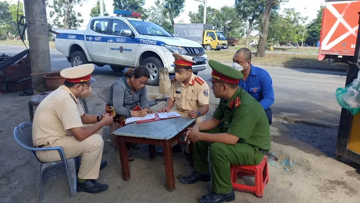 TP Hồ Chí Minh ra quân hút đinh trên tuyến quốc lộ 1 - Ảnh 4. TP Hồ Chí Minh ra quân hút đinh trên tuyến quốc lộ 1 - Ảnh 4.