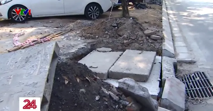 Vỉa hè Hà Nội bị đào xới để lát lại - Ảnh 1. Vỉa hè Hà Nội bị đào xới để lát lại - Ảnh 1.