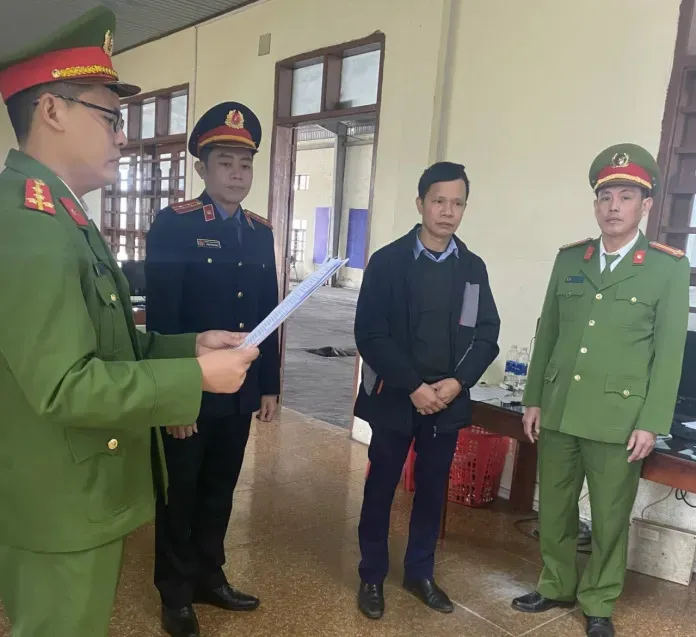 Bắt một Phó Giám đốc Trung tâm đăng kiểm tại Quảng Bình - Ảnh 1. Bắt một Phó Giám đốc Trung tâm đăng kiểm tại Quảng Bình - Ảnh 1.