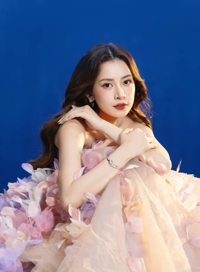 Chi Pu tham gia show đón giao thừa ở Trung Quốc, Vân Hugo tiết lộ quy tắc cho khách mời dự đám cưới - Ảnh 1. Chi Pu tham gia show đón giao thừa ở Trung Quốc, Vân Hugo tiết lộ quy tắc cho khách mời dự đám cưới - Ảnh 1.