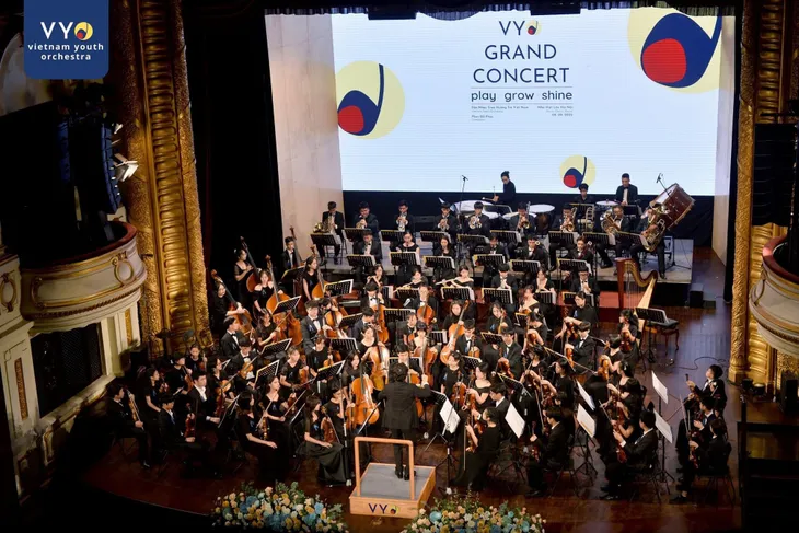 Nhạc trưởng tài ba Yutaka Sado và dàn nhạc nổi tiếng Nhật Bản trình diễn tại Việt Nam - Ảnh 1. Nhạc trưởng tài ba Yutaka Sado và dàn nhạc nổi tiếng Nhật Bản trình diễn tại Việt Nam - Ảnh 1.