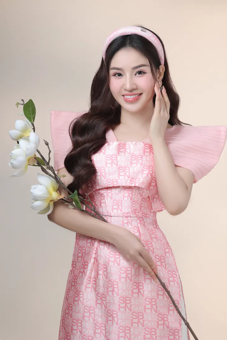 Sao mai Lương Hà Mỹ Anh ra album đầu tay “Mơ duyên” - Ảnh 2. Sao mai Lương Hà Mỹ Anh ra album đầu tay “Mơ duyên” - Ảnh 2.