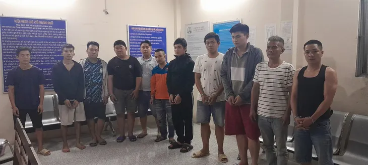 TP Hồ Chí Minh: Triệt xóa tụ điểm đá gà ăn tiền, tạm giữ 11 đối tượng - Ảnh 1. TP Hồ Chí Minh: Triệt xóa tụ điểm đá gà ăn tiền, tạm giữ 11 đối tượng - Ảnh 1.
