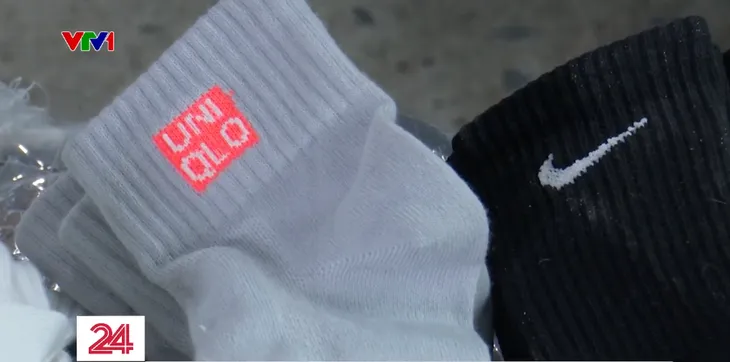 Triệt phá cơ sở sản xuất bít tất giả thương hiệu Nike, Uniqlo... ở Đông Anh - Ảnh 4. Triệt phá cơ sở sản xuất bít tất giả thương hiệu Nike, Uniqlo... ở Đông Anh - Ảnh 4.