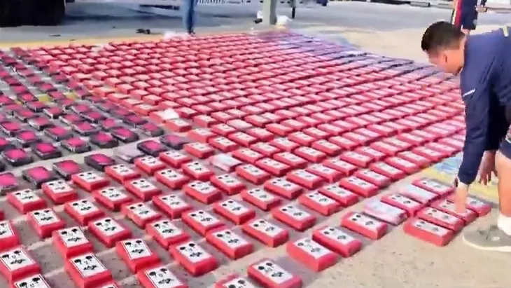 Thu giữ hơn 1 tấn cocaine ngoài khơi Colombia - Ảnh 1. Thu giữ hơn 1 tấn cocaine ngoài khơi Colombia - Ảnh 1.