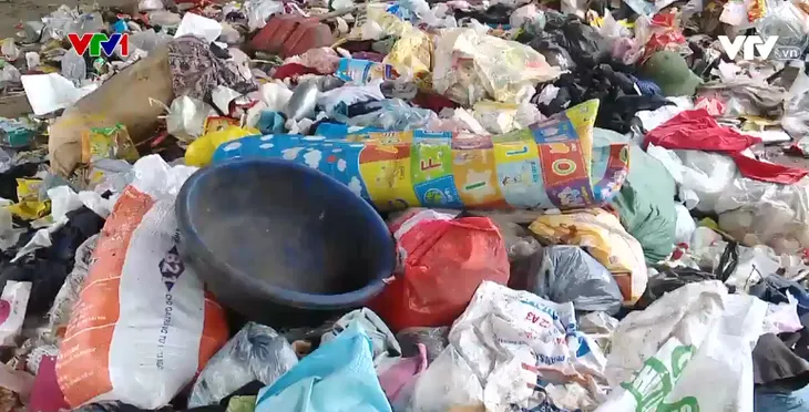 Bãi rác giữa khu dân cư gây khói bụi nghiêm trọng - Ảnh 2. Bãi rác giữa khu dân cư gây khói bụi nghiêm trọng - Ảnh 2.