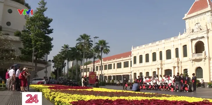 TP Hồ Chí Minh: Người dân và du khách nhộn nhịp xuống phố tham quan, đón năm mới - Ảnh 2.