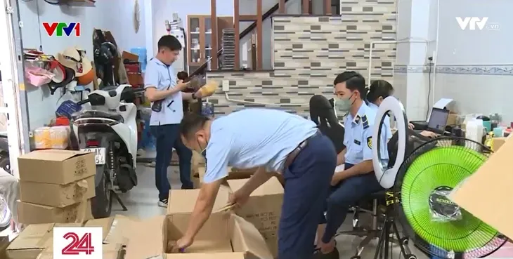 Thu giữ kho nước hoa lớn có dấu hiệu là hàng giả, sắp được livestream bán - Ảnh 1. Thu giữ kho nước hoa lớn có dấu hiệu là hàng giả, sắp được livestream bán - Ảnh 1.