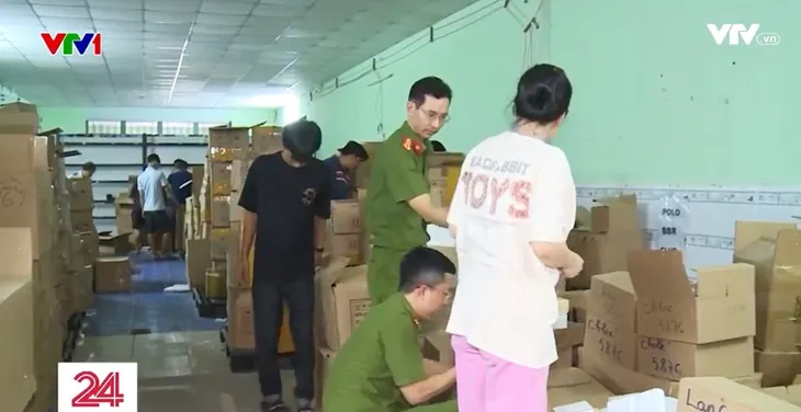 Thu giữ kho nước hoa lớn có dấu hiệu là hàng giả, sắp được livestream bán - Ảnh 2. Thu giữ kho nước hoa lớn có dấu hiệu là hàng giả, sắp được livestream bán - Ảnh 2.