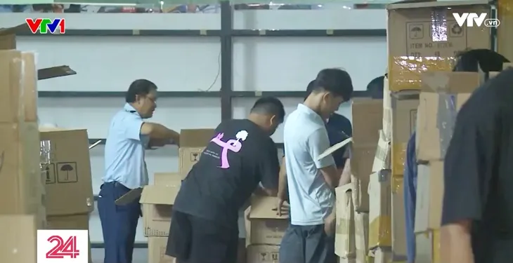 Thu giữ kho nước hoa lớn có dấu hiệu là hàng giả, sắp được livestream bán - Ảnh 6. Thu giữ kho nước hoa lớn có dấu hiệu là hàng giả, sắp được livestream bán - Ảnh 6.