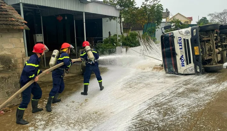 Liên tiếp 2 vụ xe bồn chở xăng bị lật và xe đầu kéo mất lái tại Nghệ An - Ảnh 1. Liên tiếp 2 vụ xe bồn chở xăng bị lật và xe đầu kéo mất lái tại Nghệ An - Ảnh 1.