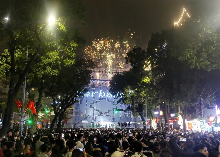 Hà Nội tưng bừng đón năm mới 2024 - Ảnh 4. Hà Nội tưng bừng đón năm mới 2024 - Ảnh 4.