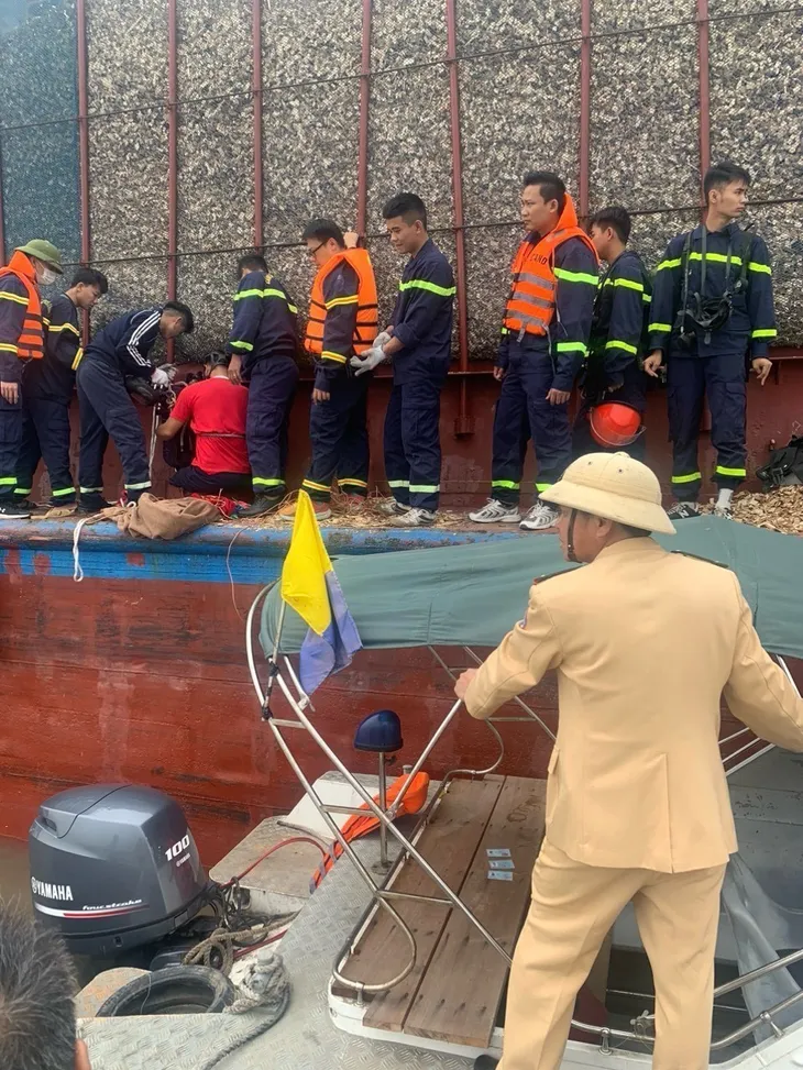 Ba người tử vong do bị ngạt khí trong khoang máy tàu chở gỗ dăm ở Quảng Ninh - Ảnh 2. Ba người tử vong do bị ngạt khí trong khoang máy tàu chở gỗ dăm ở Quảng Ninh - Ảnh 2.