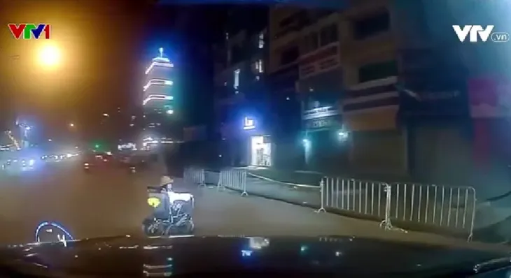 Tài xế ô tô nhường đường, hỗ trợ người khuyết tật qua đường - Ảnh 1. Tài xế ô tô nhường đường, hỗ trợ người khuyết tật qua đường - Ảnh 1.