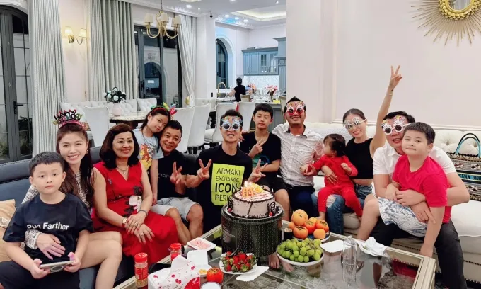 Siêu mẫu Hà Anh mang bầu con thứ 2, Diva Hồng Nhung trẻ trung diện set đồ của con gái - Ảnh 8. Siêu mẫu Hà Anh mang bầu con thứ 2, Diva Hồng Nhung trẻ trung diện set đồ của con gái - Ảnh 8.