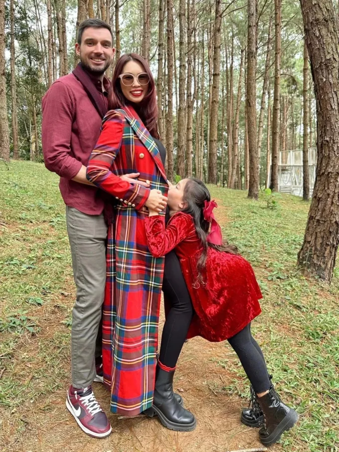 Siêu mẫu Hà Anh mang bầu con thứ 2, Diva Hồng Nhung trẻ trung diện set đồ của con gái - Ảnh 1. Siêu mẫu Hà Anh mang bầu con thứ 2, Diva Hồng Nhung trẻ trung diện set đồ của con gái - Ảnh 1.