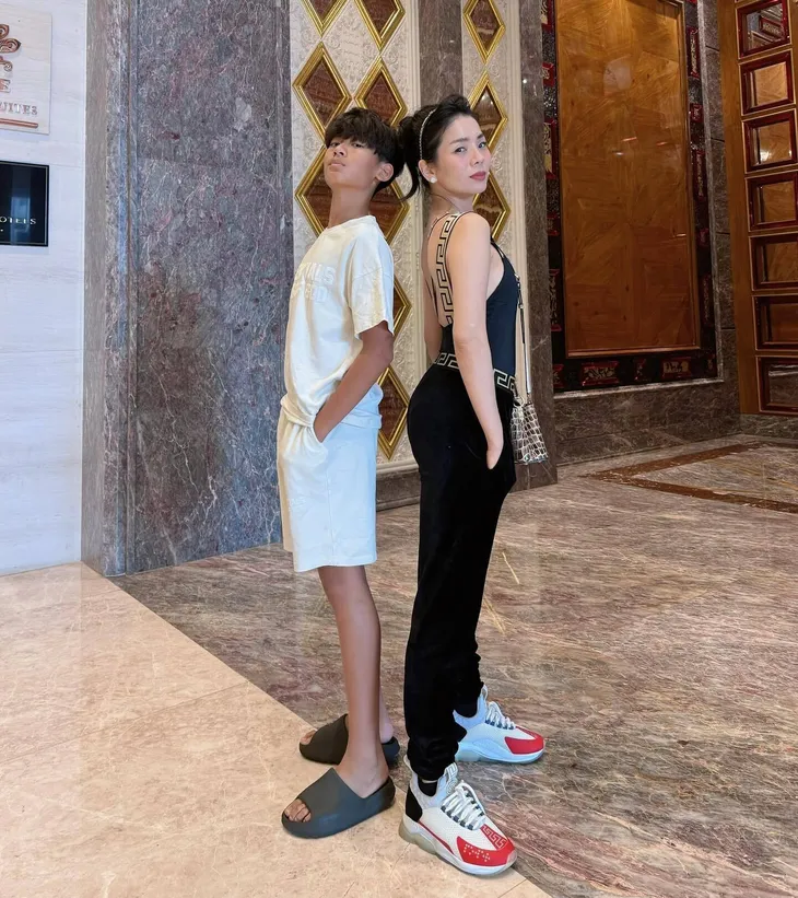 Siêu mẫu Hà Anh mang bầu con thứ 2, Diva Hồng Nhung trẻ trung diện set đồ của con gái - Ảnh 5. Siêu mẫu Hà Anh mang bầu con thứ 2, Diva Hồng Nhung trẻ trung diện set đồ của con gái - Ảnh 5.