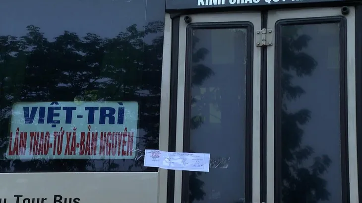 Thanh niên 16 tuổi vô tư điều khiển xe khách trên quốc lộ - Ảnh 2. Thanh niên 16 tuổi vô tư điều khiển xe khách trên quốc lộ - Ảnh 2.