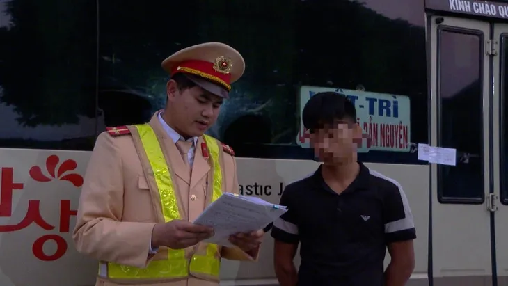 Thanh niên 16 tuổi vô tư điều khiển xe khách trên quốc lộ - Ảnh 1. Thanh niên 16 tuổi vô tư điều khiển xe khách trên quốc lộ - Ảnh 1.