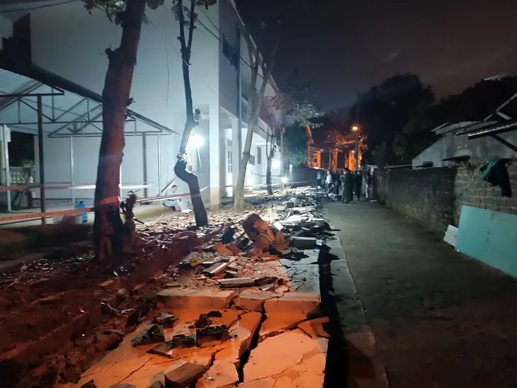 Đổ tường rào trường tiểu học làm 4 người thương vong - Ảnh 2. Đổ tường rào trường tiểu học làm 4 người thương vong - Ảnh 2.