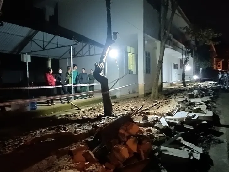 Đổ tường rào trường tiểu học làm 4 người thương vong - Ảnh 1. Đổ tường rào trường tiểu học làm 4 người thương vong - Ảnh 1.