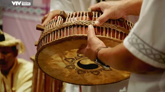 Người dân thích thú trải nghiệm nhạc cụ dân tộc Chăm tại Văn Miếu - Quốc Tử Giám (Hà Nội) - Ảnh 4. Người dân thích thú trải nghiệm nhạc cụ dân tộc Chăm tại Văn Miếu - Quốc Tử Giám (Hà Nội) - Ảnh 4.