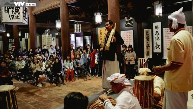 Người dân thích thú trải nghiệm nhạc cụ dân tộc Chăm tại Văn Miếu - Quốc Tử Giám (Hà Nội) - Ảnh 11. Người dân thích thú trải nghiệm nhạc cụ dân tộc Chăm tại Văn Miếu - Quốc Tử Giám (Hà Nội) - Ảnh 11.