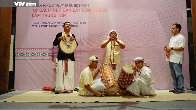 Người dân thích thú trải nghiệm nhạc cụ dân tộc Chăm tại Văn Miếu - Quốc Tử Giám (Hà Nội) - Ảnh 1. Người dân thích thú trải nghiệm nhạc cụ dân tộc Chăm tại Văn Miếu - Quốc Tử Giám (Hà Nội) - Ảnh 1.