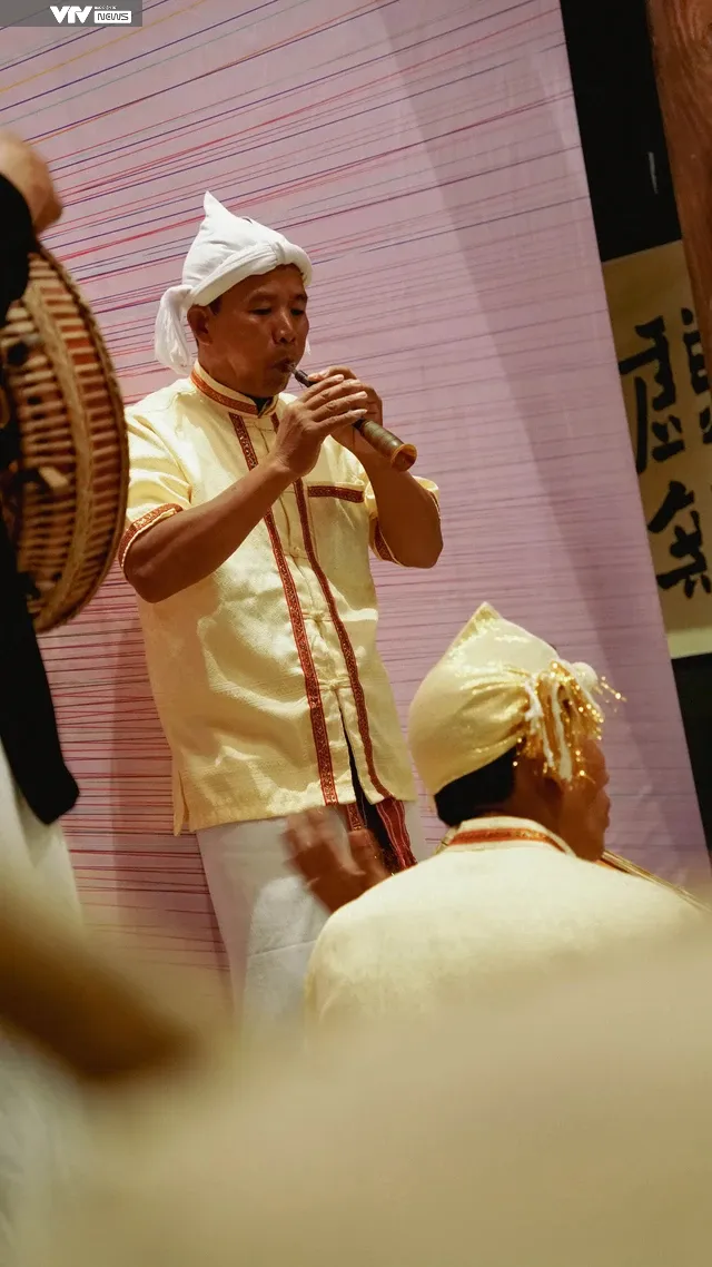 Người dân thích thú trải nghiệm nhạc cụ dân tộc Chăm tại Văn Miếu - Quốc Tử Giám (Hà Nội) - Ảnh 14. Người dân thích thú trải nghiệm nhạc cụ dân tộc Chăm tại Văn Miếu - Quốc Tử Giám (Hà Nội) - Ảnh 14.