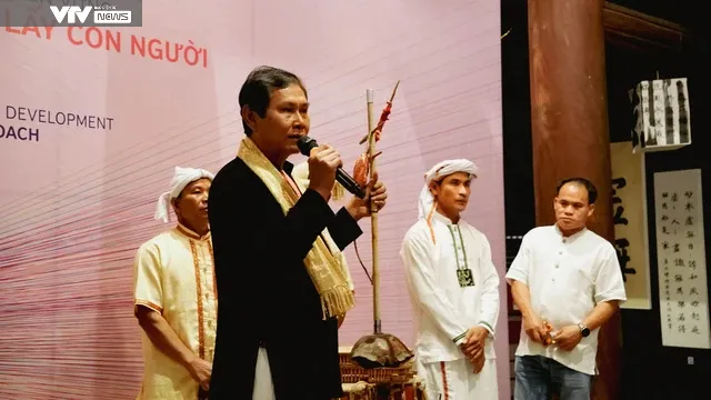 Người dân thích thú trải nghiệm nhạc cụ dân tộc Chăm tại Văn Miếu - Quốc Tử Giám (Hà Nội) - Ảnh 2. Người dân thích thú trải nghiệm nhạc cụ dân tộc Chăm tại Văn Miếu - Quốc Tử Giám (Hà Nội) - Ảnh 2.