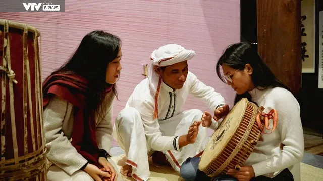 Người dân thích thú trải nghiệm nhạc cụ dân tộc Chăm tại Văn Miếu - Quốc Tử Giám (Hà Nội) - Ảnh 8. Người dân thích thú trải nghiệm nhạc cụ dân tộc Chăm tại Văn Miếu - Quốc Tử Giám (Hà Nội) - Ảnh 8.