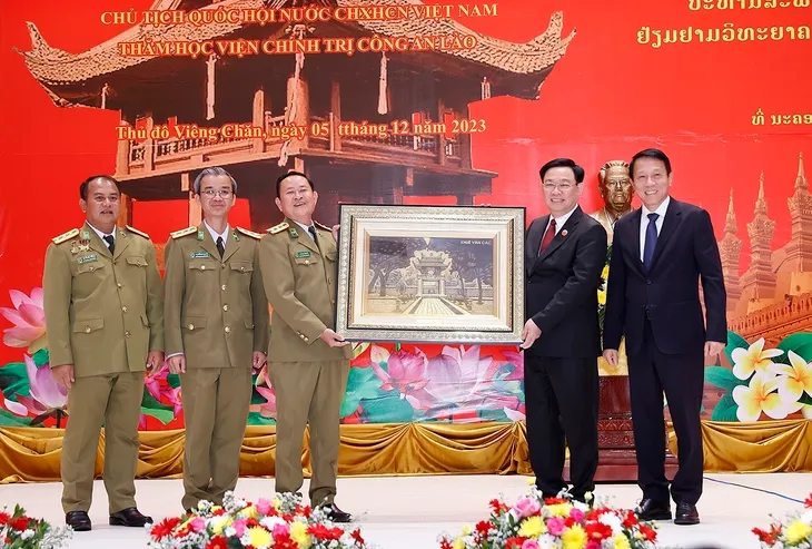Chủ tịch Quốc hội Vương Đình Huệ thăm Học viện Chính trị Công an Lào - Ảnh 3. Chủ tịch Quốc hội Vương Đình Huệ thăm Học viện Chính trị Công an Lào - Ảnh 3.