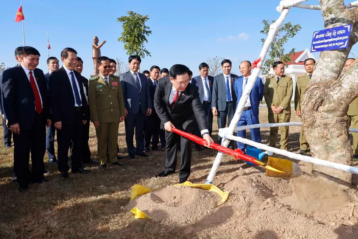 Chủ tịch Quốc hội Vương Đình Huệ thăm Học viện Chính trị Công an Lào - Ảnh 4. Chủ tịch Quốc hội Vương Đình Huệ thăm Học viện Chính trị Công an Lào - Ảnh 4.