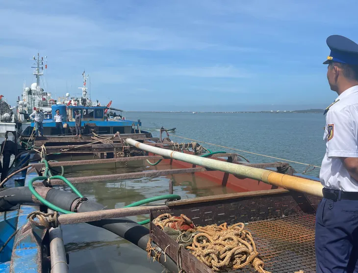 Cảnh sát biển liên tiếp bắt giữ tàu khai thác, vận chuyển cát trái phép trên biển - Ảnh 2. Cảnh sát biển liên tiếp bắt giữ tàu khai thác, vận chuyển cát trái phép trên biển - Ảnh 2.