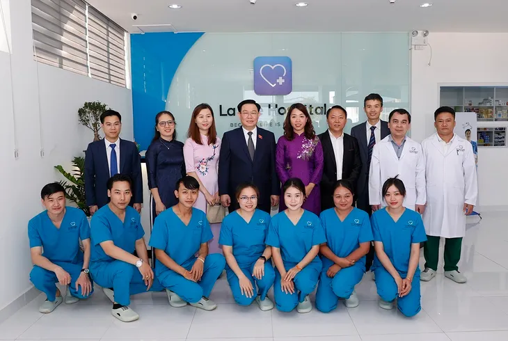 Chủ tịch Quốc hội Vương Đình Huệ thăm Bệnh viện Quốc tế La Vie tại Lào - Ảnh 1.