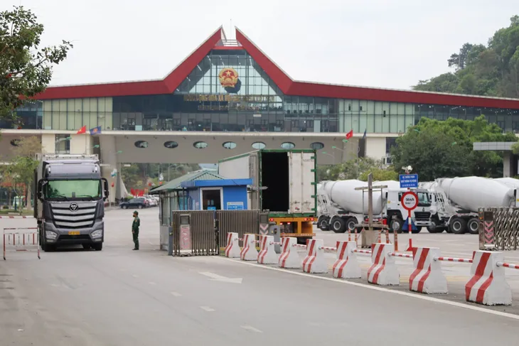 Lạng Sơn đẩy nhanh thông quan hàng hóa dịp cuối năm - Ảnh 1. Lạng Sơn đẩy nhanh thông quan hàng hóa dịp cuối năm - Ảnh 1.