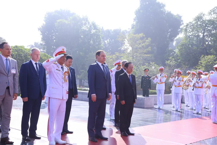 Thủ tướng Cộng hòa Belarus vào Lăng viếng Chủ tịch Hồ Chí Minh - Ảnh 4. Thủ tướng Cộng hòa Belarus vào Lăng viếng Chủ tịch Hồ Chí Minh - Ảnh 4.