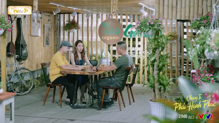 Chúng ta phải hạnh phúc - Tập 21: Vợ con Bình được đại gia đưa đi ăn - Ảnh 1. Chúng ta phải hạnh phúc - Tập 21: Vợ con Bình được đại gia đưa đi ăn - Ảnh 1.
