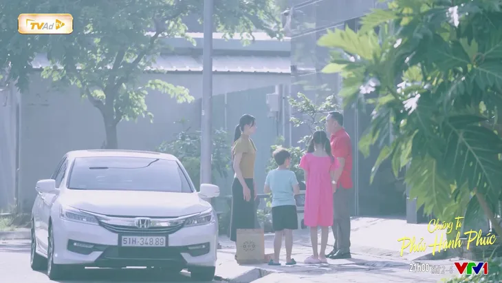 Chúng ta phải hạnh phúc - Tập 21: Vợ con Bình được đại gia đưa đi ăn - Ảnh 3. Chúng ta phải hạnh phúc - Tập 21: Vợ con Bình được đại gia đưa đi ăn - Ảnh 3.