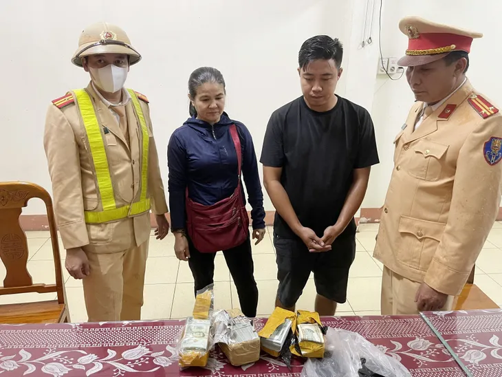 Phát hiện xe khách chở số lượng lớn ngoại tệ tương đương khoảng 3,8 tỷ đồng - Ảnh 1. Phát hiện xe khách chở số lượng lớn ngoại tệ tương đương khoảng 3,8 tỷ đồng - Ảnh 1.