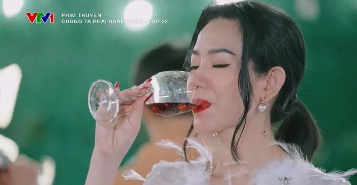 Chúng ta phải hạnh phúc - Tập 22: Bình được sếp nữ ưu ái, Kỳ bắt đầu nghi ngờ - Ảnh 5. Chúng ta phải hạnh phúc - Tập 22: Bình được sếp nữ ưu ái, Kỳ bắt đầu nghi ngờ - Ảnh 5.