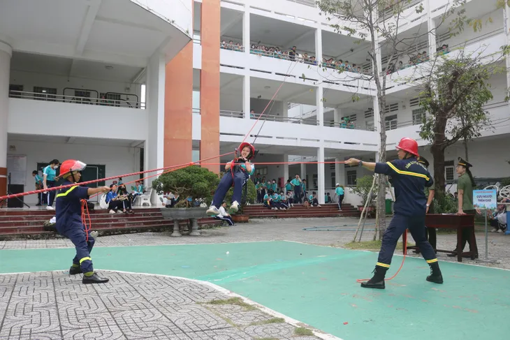Học sinh ở Kiên Giang trải nghiệm thực tế làm lính cứu hỏa - Ảnh 2. Học sinh ở Kiên Giang trải nghiệm thực tế làm lính cứu hỏa - Ảnh 2.
