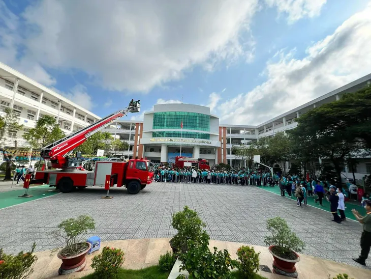 Học sinh ở Kiên Giang trải nghiệm thực tế làm lính cứu hỏa - Ảnh 1. Học sinh ở Kiên Giang trải nghiệm thực tế làm lính cứu hỏa - Ảnh 1.