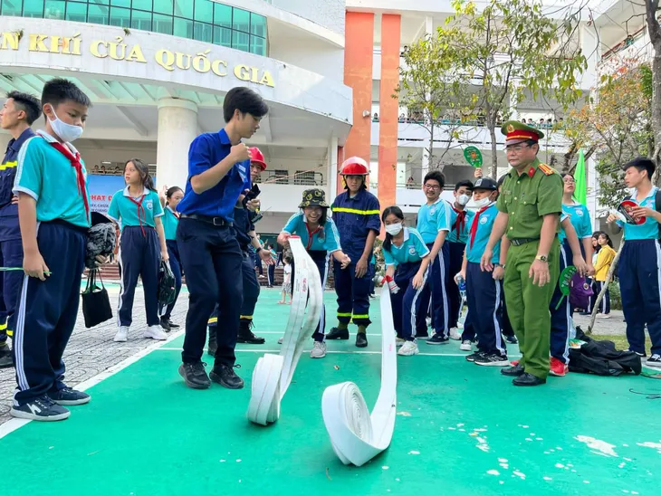 Học sinh ở Kiên Giang trải nghiệm thực tế làm lính cứu hỏa - Ảnh 3. Học sinh ở Kiên Giang trải nghiệm thực tế làm lính cứu hỏa - Ảnh 3.