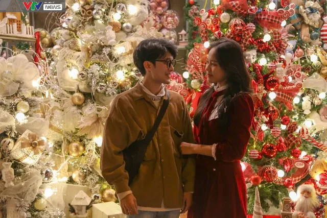 Phố Hàng Mã lung linh sắc màu trước dịp lễ Noel - Ảnh 7. Phố Hàng Mã lung linh sắc màu trước dịp lễ Noel - Ảnh 7.
