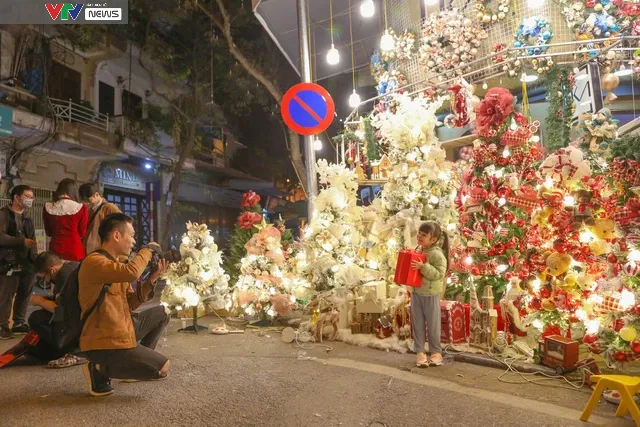 Phố Hàng Mã lung linh sắc màu trước dịp lễ Noel - Ảnh 10. Phố Hàng Mã lung linh sắc màu trước dịp lễ Noel - Ảnh 10.