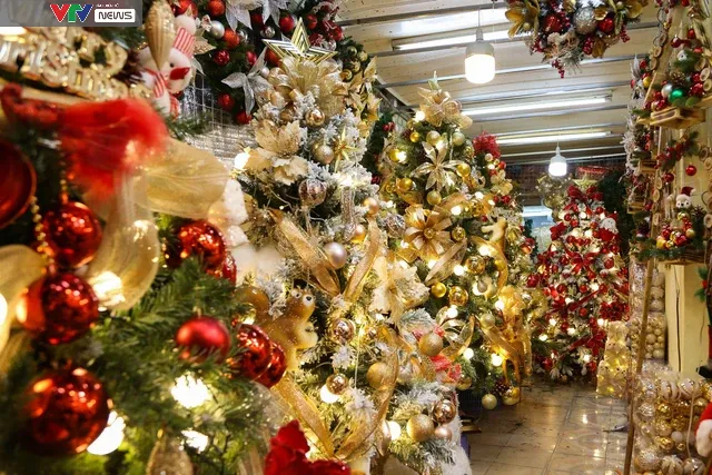 Phố Hàng Mã lung linh sắc màu trước dịp lễ Noel - Ảnh 5. Phố Hàng Mã lung linh sắc màu trước dịp lễ Noel - Ảnh 5.